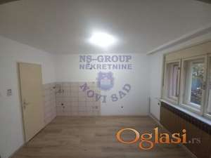 Izdaje se nenamešten stan od 35 m² u mirnom i prijatnom delu Vidovdanskog naselja, dvorišno orijentisan i idealan za one koji traže privatnost i tišinu.